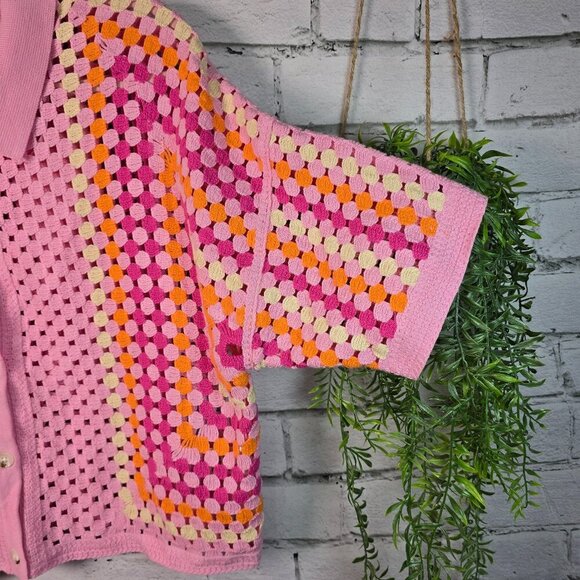 NEW IN WOMENS CROCHETED BUTTON UP TOP CROPPED PINK SIZE SMALL OVERSIZED - Picture 2 of 7